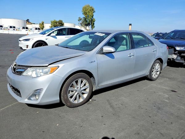 2013 TOYOTA CAMRY Hybrid — Front 3/4