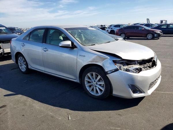2013 TOYOTA CAMRY Hybrid — Passenger 3/4