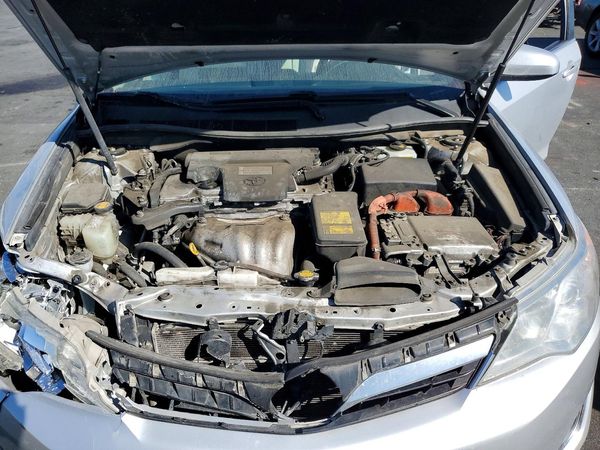 2013 TOYOTA CAMRY Hybrid — Engine bay