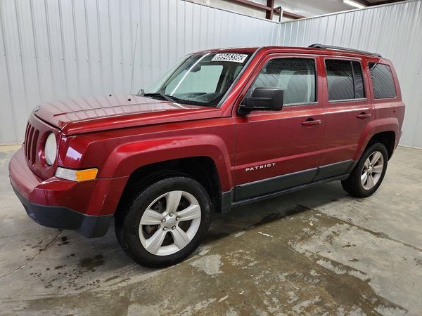2014 JEEP PATRIOT Latitude — Front 3/4