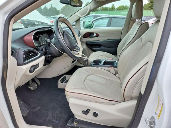 2018 CHRYSLER PACIFICA Limited — DENT