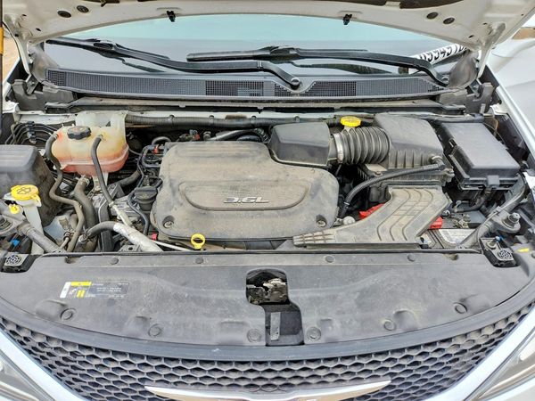2018 CHRYSLER PACIFICA Limited — Engine bay