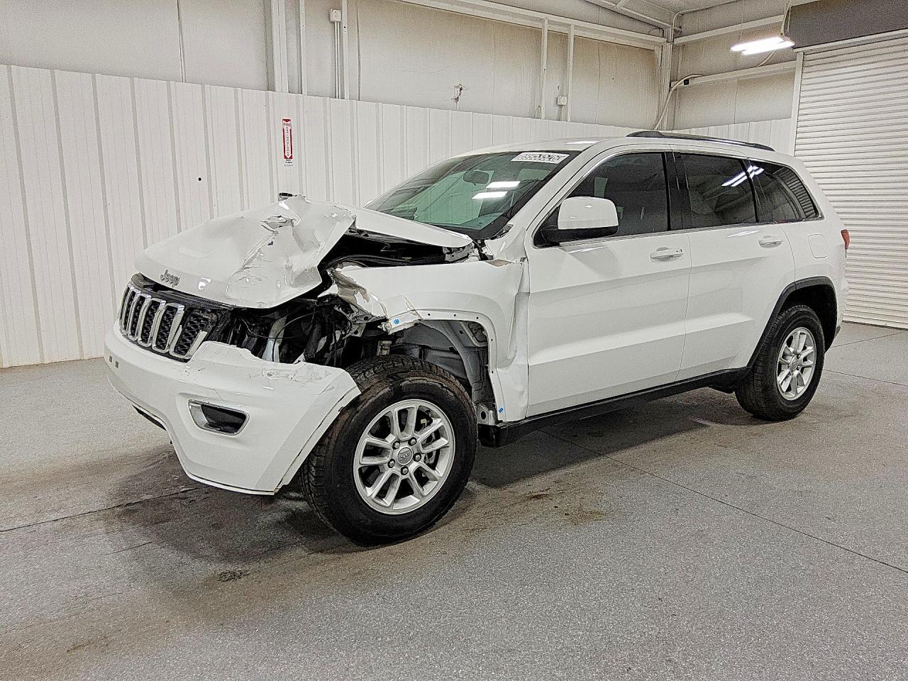 2020 JEEP GRAND CHEROKEE Laredo — Front 3/4