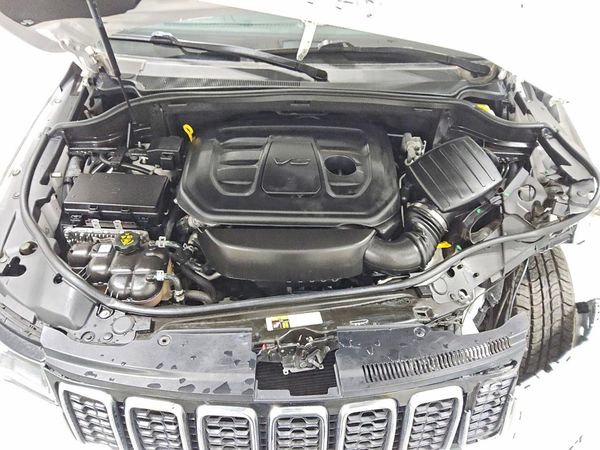 2020 JEEP GRAND CHEROKEE Laredo — Engine bay