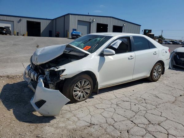 2014 TOYOTA CAMRY — Front 3/4