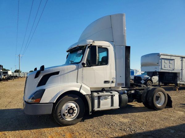 2018 VOLVO VN — DSFA — Front 3/4