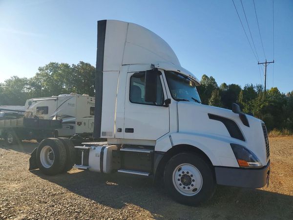 2018 VOLVO VN — Passenger 3/4