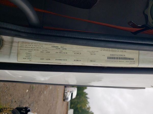 2018 VOLVO VN — VINS