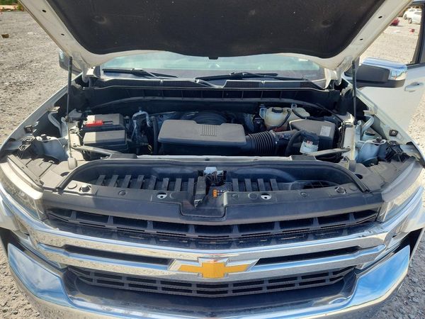 2019 CHEVROLET SILVERADO LT — Engine bay