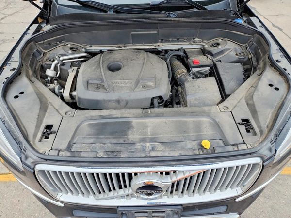 2019 VOLVO XC90 Inscription — Engine bay