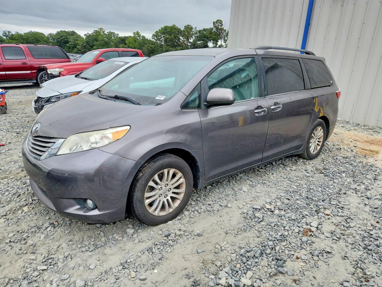2015 TOYOTA SIENNA — Front 3/4