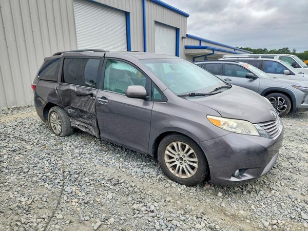 2015 TOYOTA SIENNA — Passenger 3/4