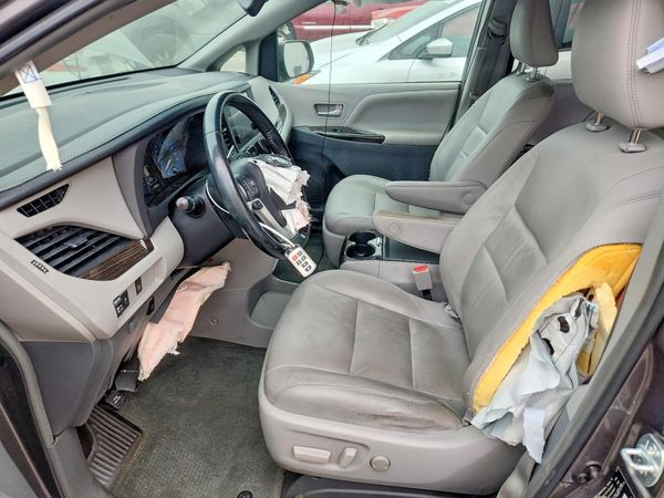 2015 TOYOTA SIENNA — DENT