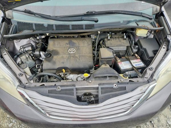 2015 TOYOTA SIENNA — Engine bay