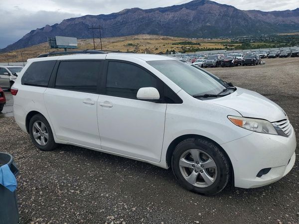 2015 TOYOTA SIENNA — Passenger 3/4