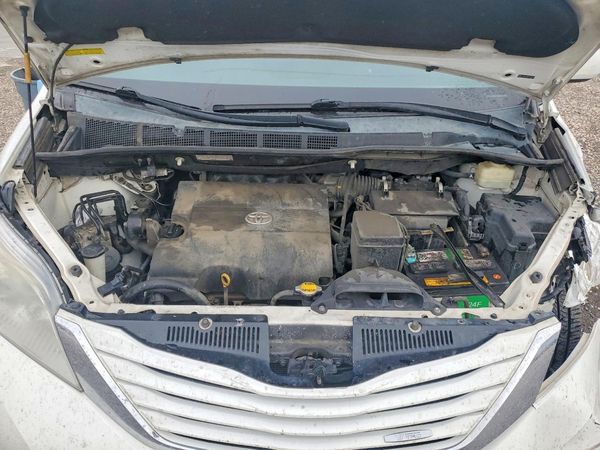 2015 TOYOTA SIENNA — Engine bay
