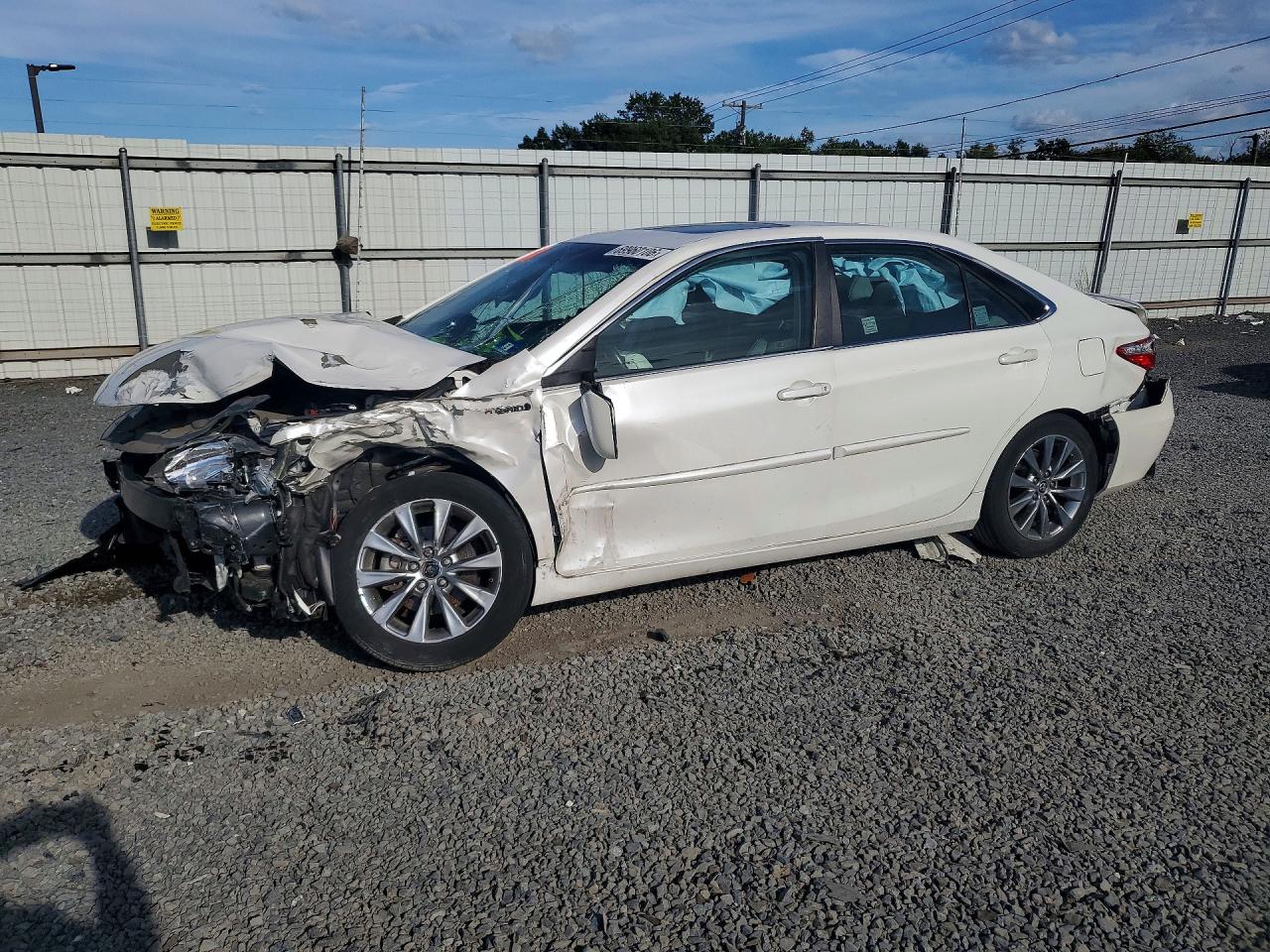 2015 TOYOTA CAMRY SOLA Hybrid — Front 3/4
