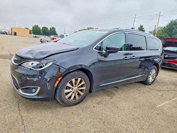 2019 CHRYSLER PACIFICA Touring L — Front 3/4