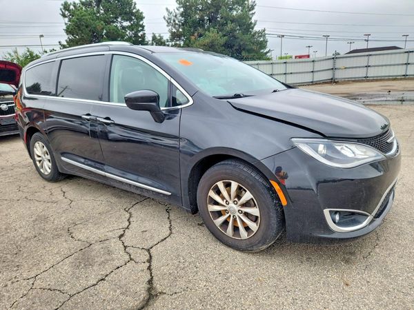2019 CHRYSLER PACIFICA Touring L — Passenger 3/4