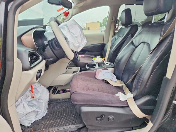 2019 CHRYSLER PACIFICA Touring L — DENT