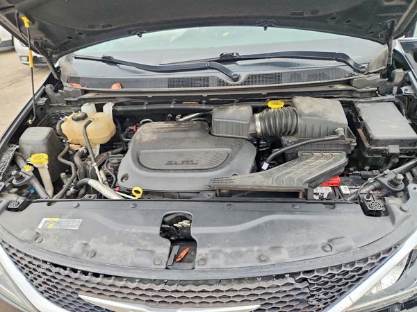 2019 CHRYSLER PACIFICA Touring L — Engine bay