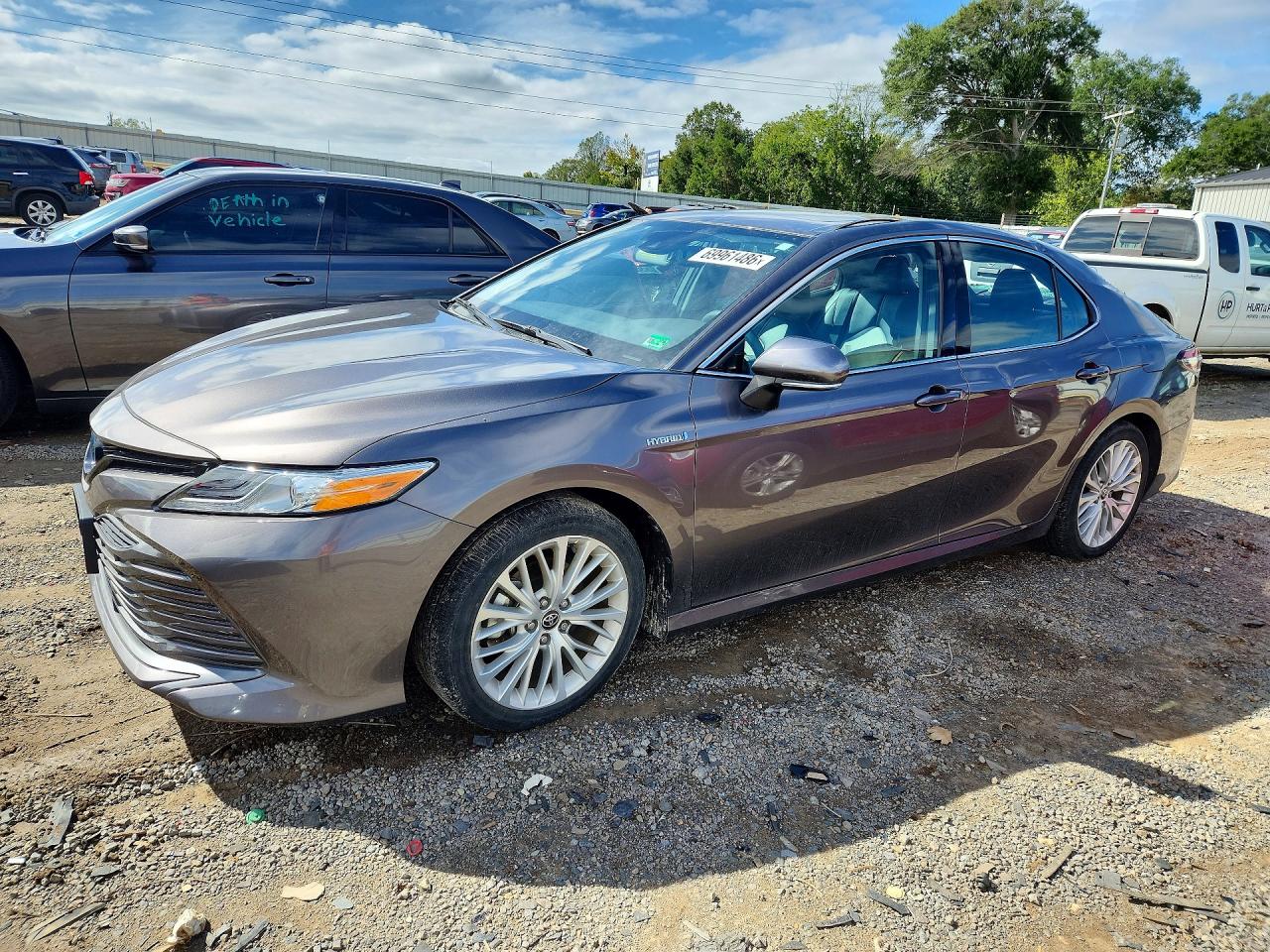 2020 TOYOTA CAMRY XLE — Front 3/4
