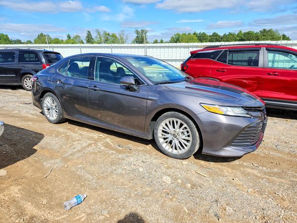 2020 TOYOTA CAMRY XLE — Passenger 3/4