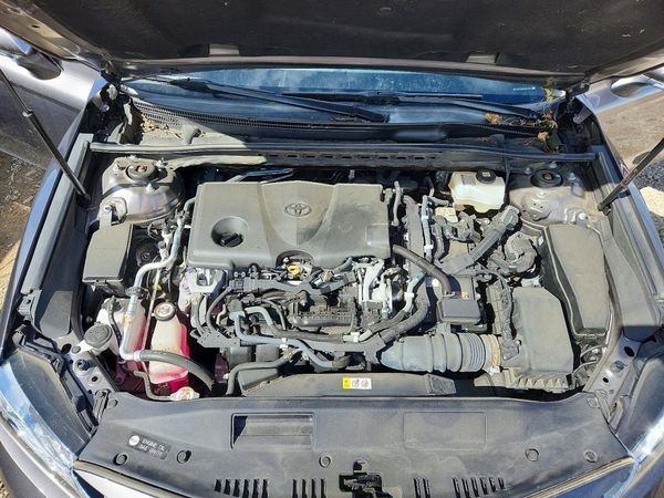 2020 TOYOTA CAMRY XLE — Engine bay