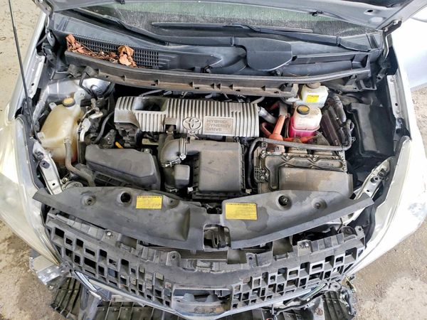 2013 TOYOTA PRIUS — Engine bay
