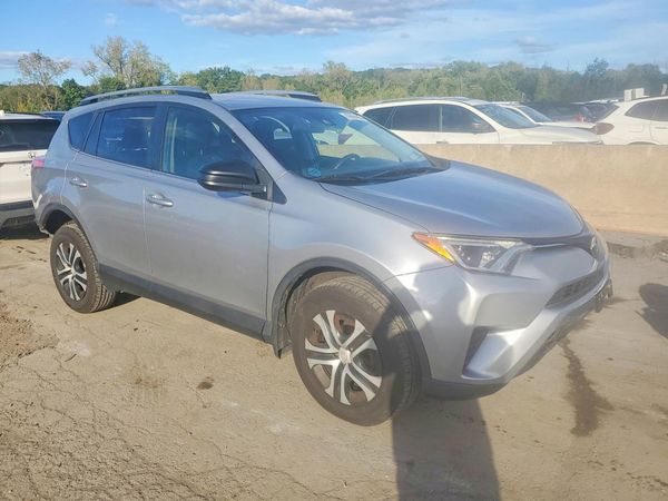 2018 TOYOTA RAV4 LE — Passenger 3/4
