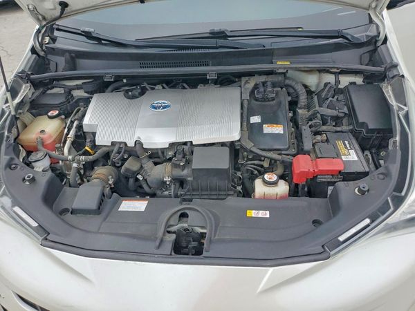 2018 TOYOTA PRIUS — Engine bay