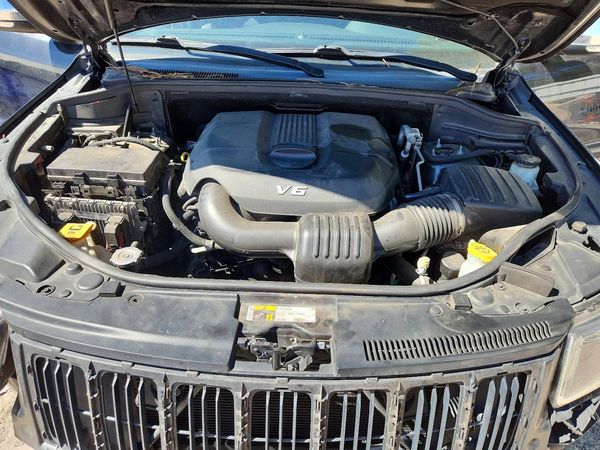 2015 JEEP CHEROKEE Limited — Engine bay