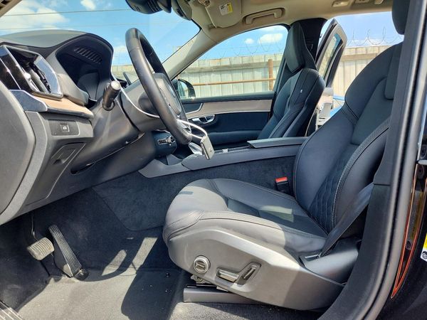 2025 VOLVO XC90 — DENT