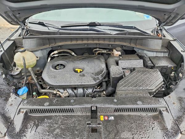 2016 HYUNDAI TUCSON SE — Engine bay