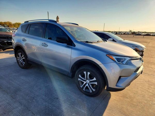 2018 TOYOTA RAV4 LE — Passenger 3/4