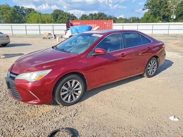 2016 TOYOTA CAMRY — Front 3/4