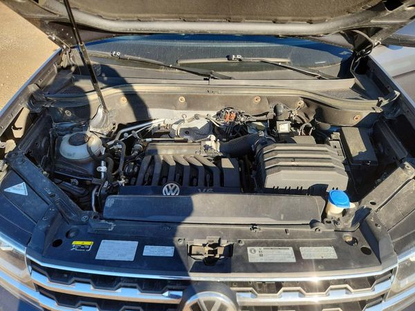2018 VOLKSWAGEN ATLAS 4Motion SEL — Engine bay