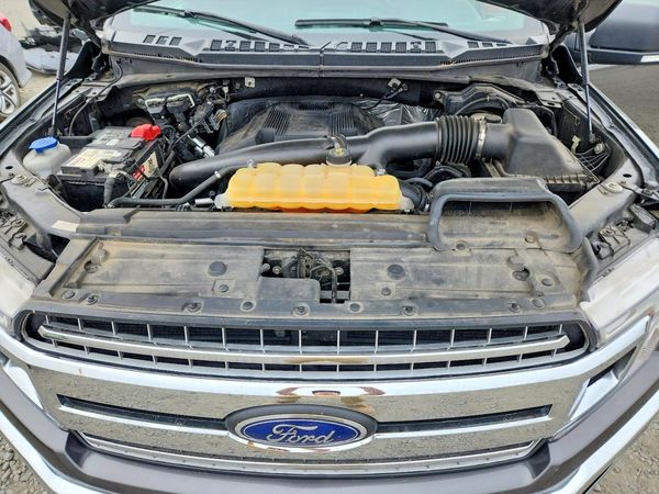 2018 FORD F150 — Engine bay