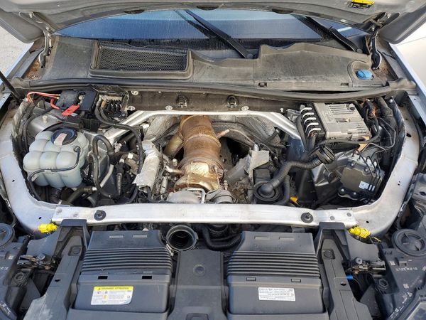 2021 AUDI Q7 — Engine bay