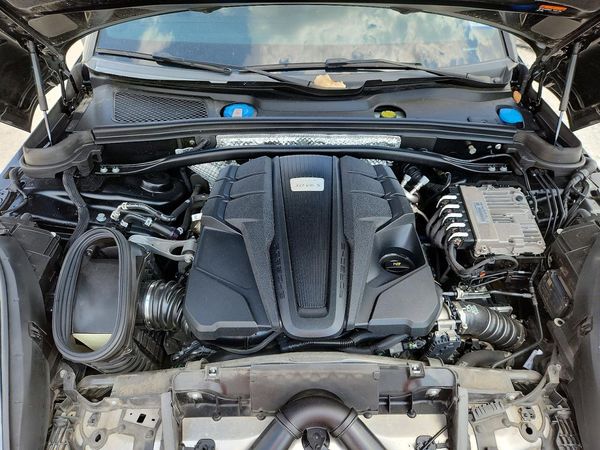 2021 PORSCHE MACAN S — Engine bay