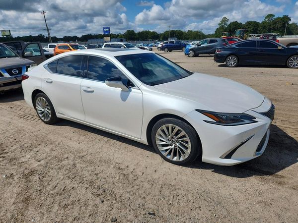 2020 LEXUS ES 300h Luxury — Passenger 3/4