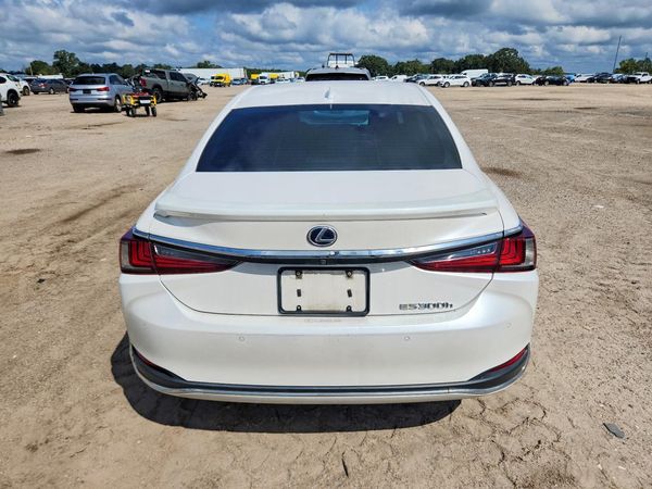 2020 LEXUS ES 300h Luxury — DIRR