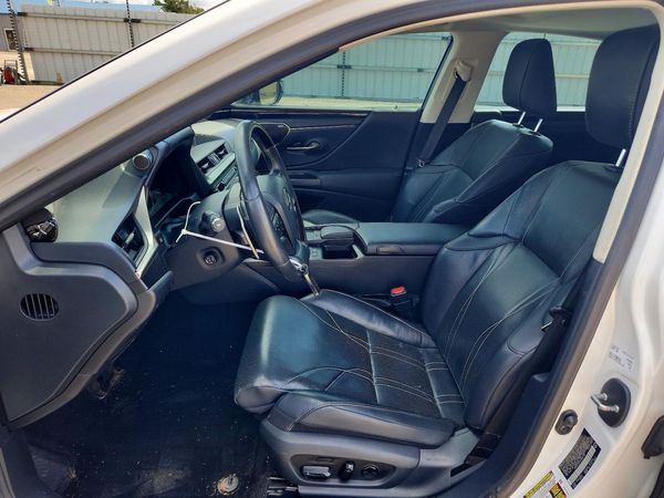 2020 LEXUS ES 300h Luxury — DENT