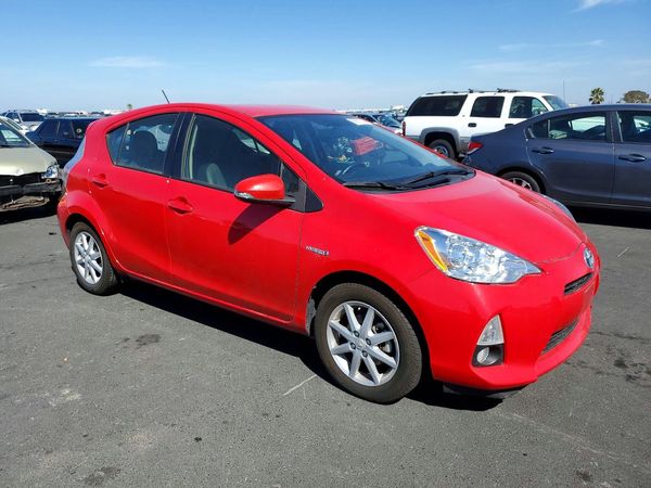 2014 TOYOTA PRIUS — Passenger 3/4