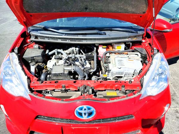 2014 TOYOTA PRIUS — Engine bay
