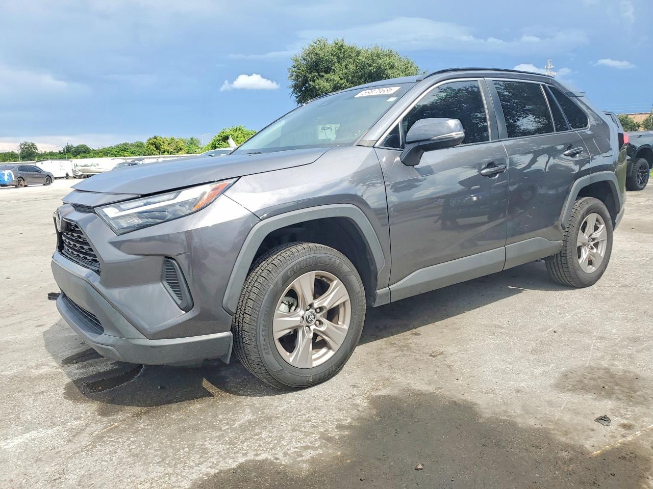 2022 TOYOTA RAV4 XLE — Front 3/4
