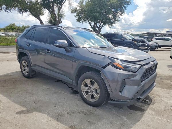 2022 TOYOTA RAV4 XLE — Passenger 3/4