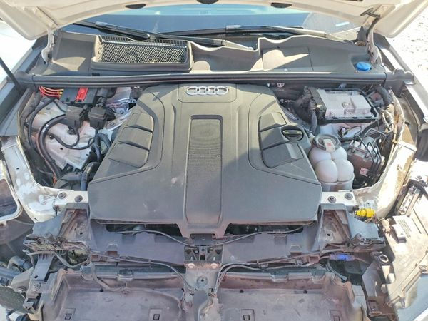 2019 AUDI Q7 — Engine bay