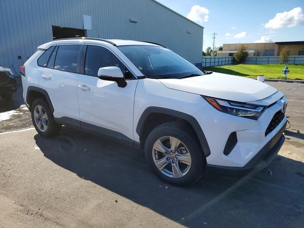 2023 TOYOTA RAV4 XLE — Passenger 3/4