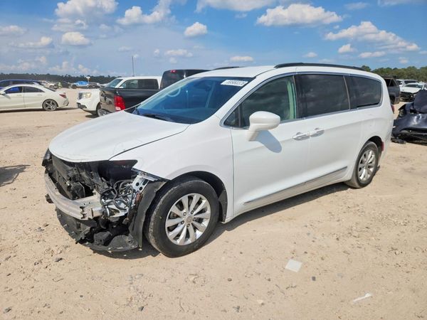 2017 CHRYSLER PACIFICA — DSFA — Front 3/4